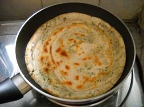 翻一面，刷油；煎至两面酥黄。