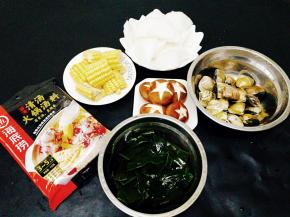 汤底的全部食材：火锅汤料，玉米，白萝卜，青蛾，香菇，海带，姜片