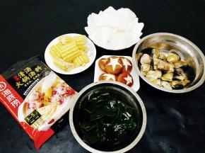 汤底的全部食材：火锅汤料，玉米，白萝卜，青蛾，香菇，海带，姜片
