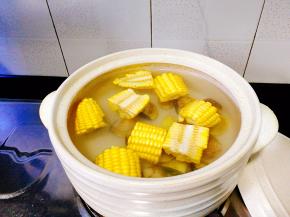 准备一口砂锅，将玉米，青蛾，清水，姜片，放入砂锅里，大火煮开