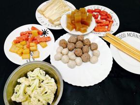 准备好刷的食材：鱼豆腐，花菜，牛肉丸，鱼丸，肉肠，小香肠，金针菇，魔芋，竹签