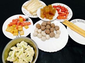 准备好刷的食材：鱼豆腐，花菜，牛肉丸，鱼丸，肉肠，小香肠，金针菇，魔芋，竹签
