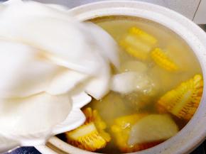 煮开后转中火，加入白萝卜