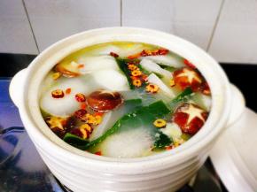 依次加入汤料包，再小火煲15分钟