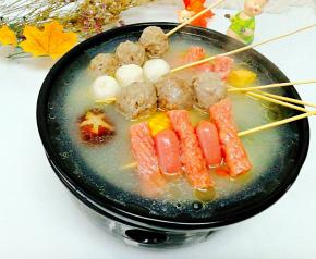 放入牛肉丸，鱼丸，鱼豆腐，香肠，肉肠，煮15分钟，