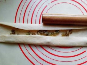 再将两边对折，如图。