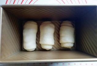 放入模具中，放入烤箱进行二次发酵。