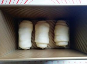 放入模具中，放入烤箱进行二次发酵。