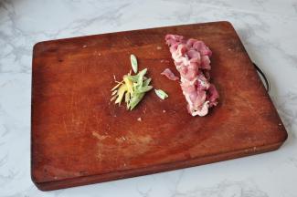 将猪肉切成小段，葱姜也切成细段。