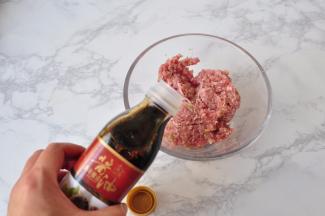 在肉馅中加入一勺酱油