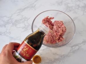在肉馅中加入一勺酱油