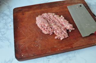 将肉与葱姜在一起剁成肉馅。