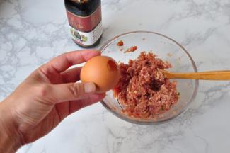 再加入少许蛋清充分搅拌均匀。