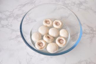 将口蘑去蒂清洗干净。