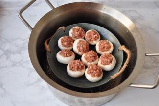 锅中加入烧至上气，将口蘑放入。