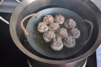 大火蒸制约十分钟，肉馅变色，口蘑有汤汁渗出熟透即可取出。