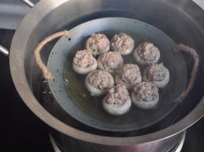 大火蒸制约十分钟，肉馅变色，口蘑有汤汁渗出熟透即可取出。