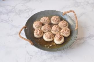 将盘中的汤汁倒入锅中，再加入一勺酱油，如果汤汁少，就再加一点点水。