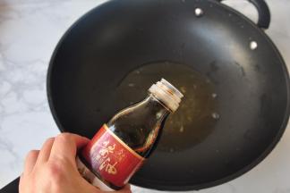 在锅中烧开，再加一点水淀粉使汤汁变浓稠