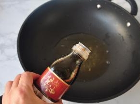 在锅中烧开，再加一点水淀粉使汤汁变浓稠