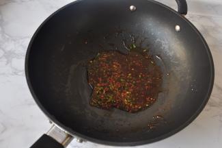 再放少许香菜和胡萝卜末关火。