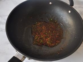 再放少许香菜和胡萝卜末关火。