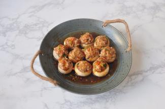 将汤汁浇在蘑菇肉上即可。