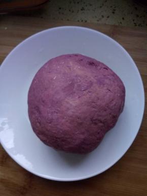 加入面粉和适量酵母活成面团