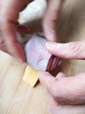 叠加在一起慢慢卷起