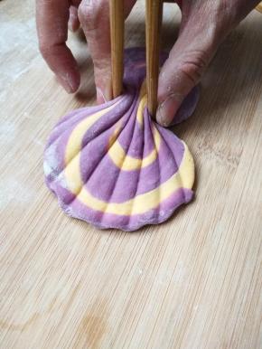 用筷子中间夹紧