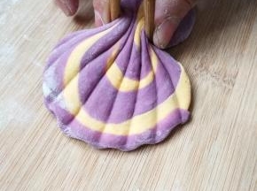 用筷子中间夹紧
