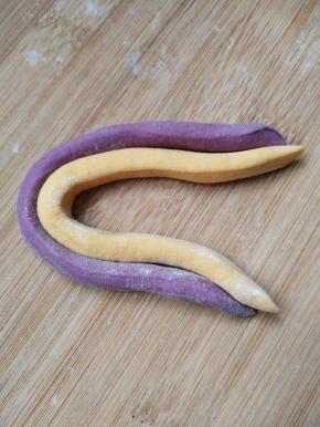 取小面团弄成细条状