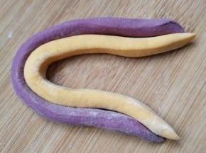 取小面团弄成细条状