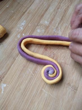 然后从一侧慢慢卷起