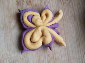 用剪刀剪开顶部并整理形状