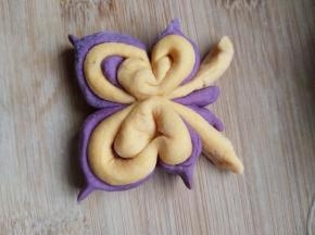 用剪刀剪开顶部并整理形状