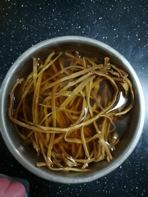 取一把手指笋干冷水浸泡，泡发