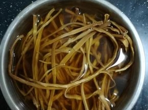 取一把手指笋干冷水浸泡，泡发