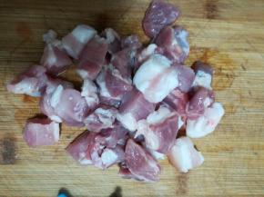 前腿肉切成块。