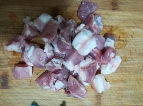 前腿肉切成块。