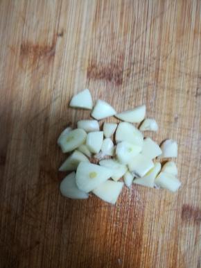 大蒜去皮。切块。