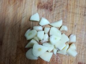 大蒜去皮。切块。