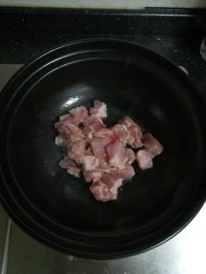 热锅放油，倒入前腿肉翻炒，变色。