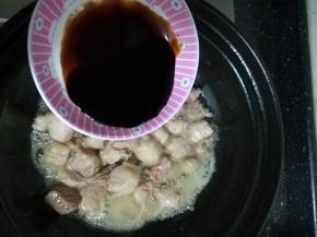 加入老抽上色。