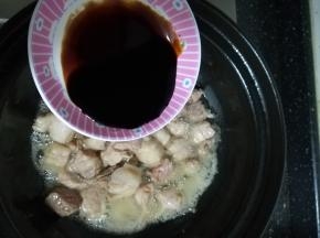 加入老抽上色。