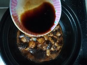 加入醋。醋能让醋更快软烂。翻炒均匀。