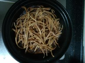 加入泡发的笋干。