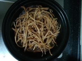 加入泡发的笋干。