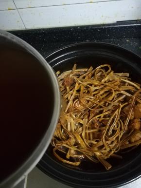 加入泡发笋干的水。原水煮原食，味道更浓郁。