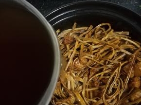 加入泡发笋干的水。原水煮原食，味道更浓郁。